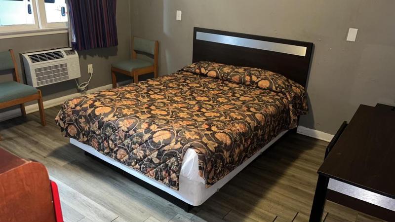 Standard Queen Room image 3