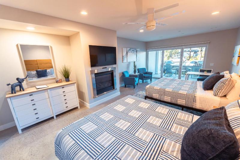 Quadruple Room with Balcony image 3