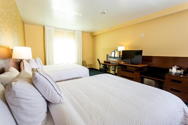 Queen Room with Two Queen Beds - Non-Smoking image 4