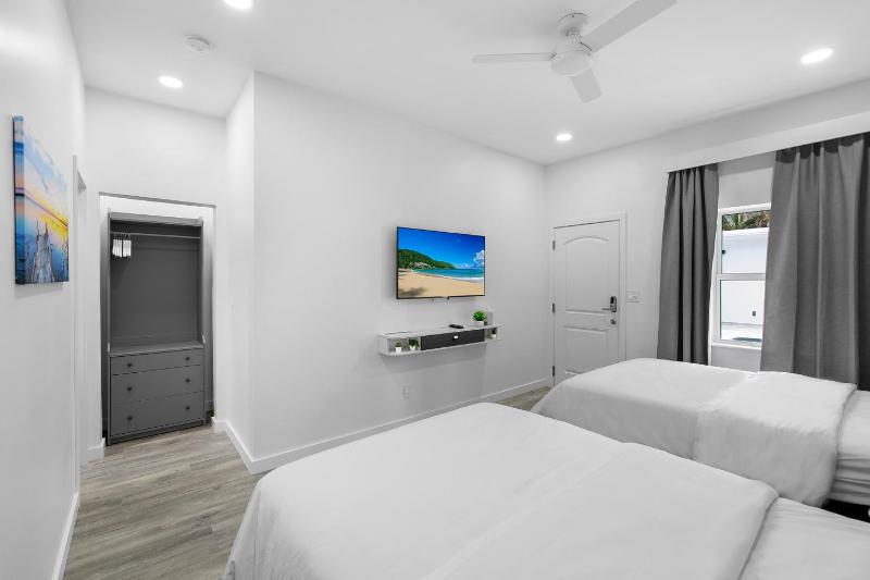 Studio with Two Double Beds image 3