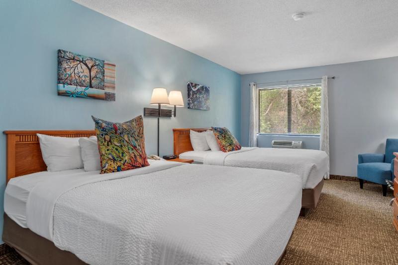 Queen Room with Two Queen Beds - Non-Smoking image 3