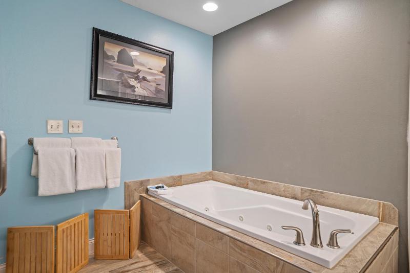 Honeymoon Suite - Non-Smoking image 3