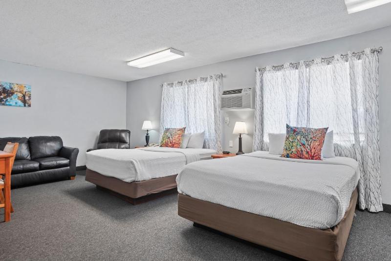 Family Suite with Two Queen Beds - Non-Smoking image 4