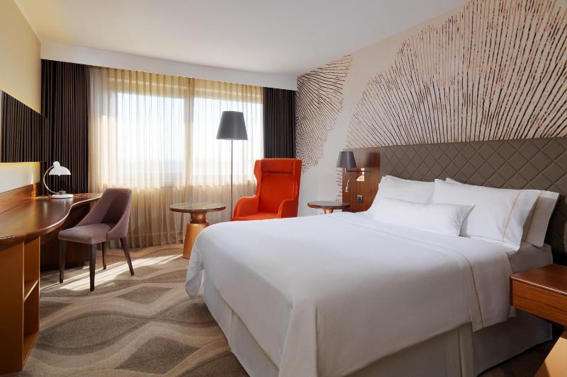 Deluxe Queen Non Smoking, Guest room, 1 Queen, City view image 3