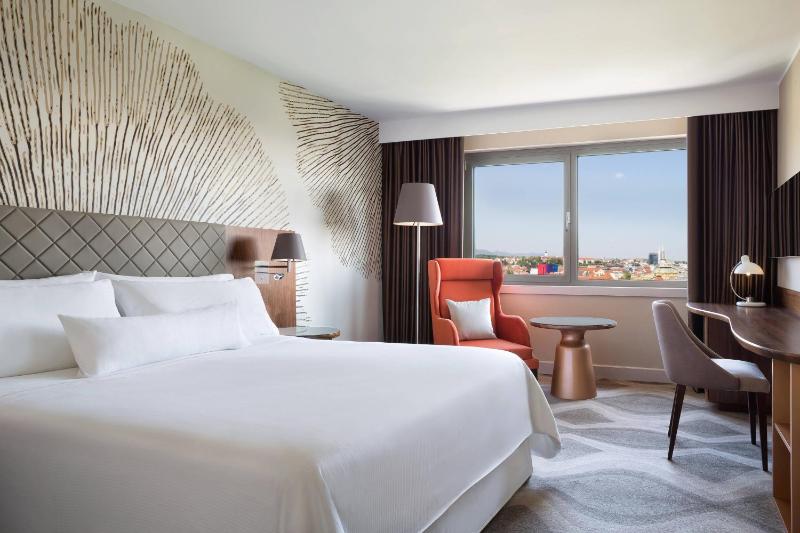 Deluxe Queen Non Smoking, Guest room, 1 Queen, City view image 4