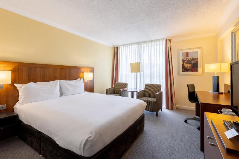 Standard King Room image 3