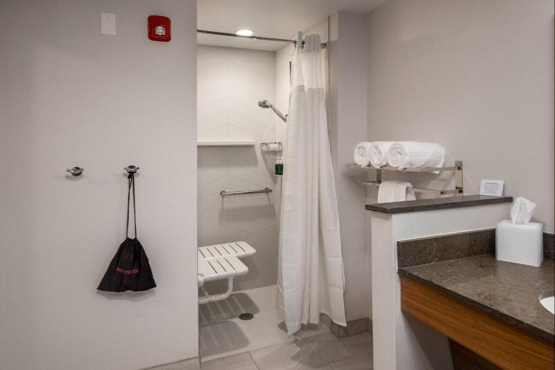 Guest Room, 1 King image 2