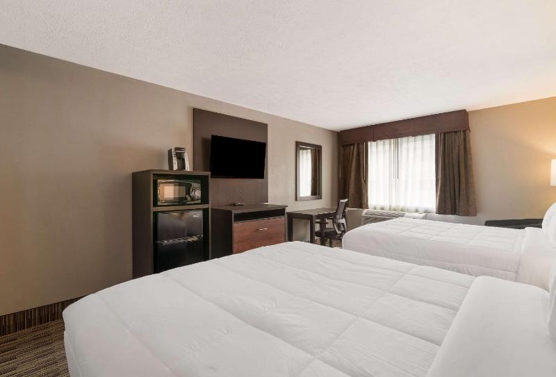 Queen Room with Two Queen Beds - Non-Smoking image 3