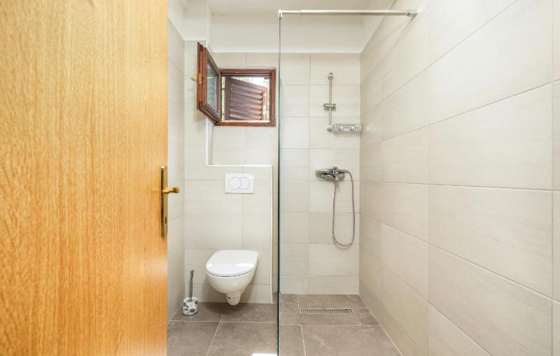 Double Room with Balcony image 4