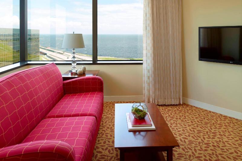 Executive One-Bedroom King Suite with Sofa Bed image 3