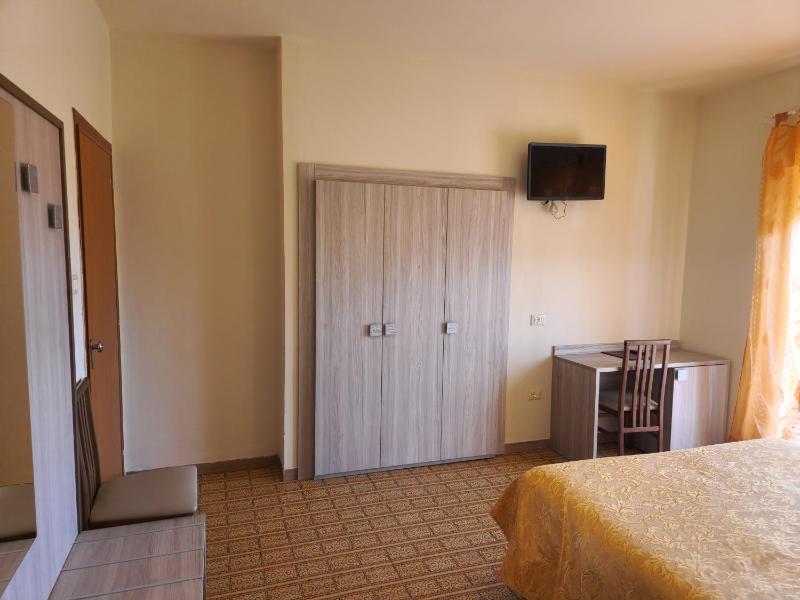 Comfort Triple Room with Balcony image 4