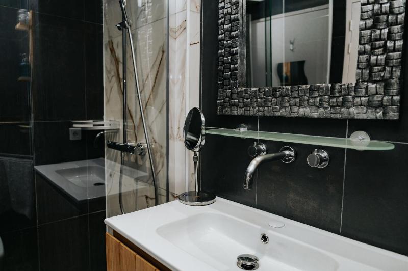 Studio (2 Adults) image 2