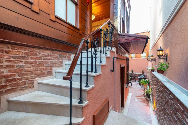 Brown Mansion Oldcity - image 11