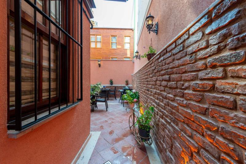 Brown Mansion Oldcity - image 4