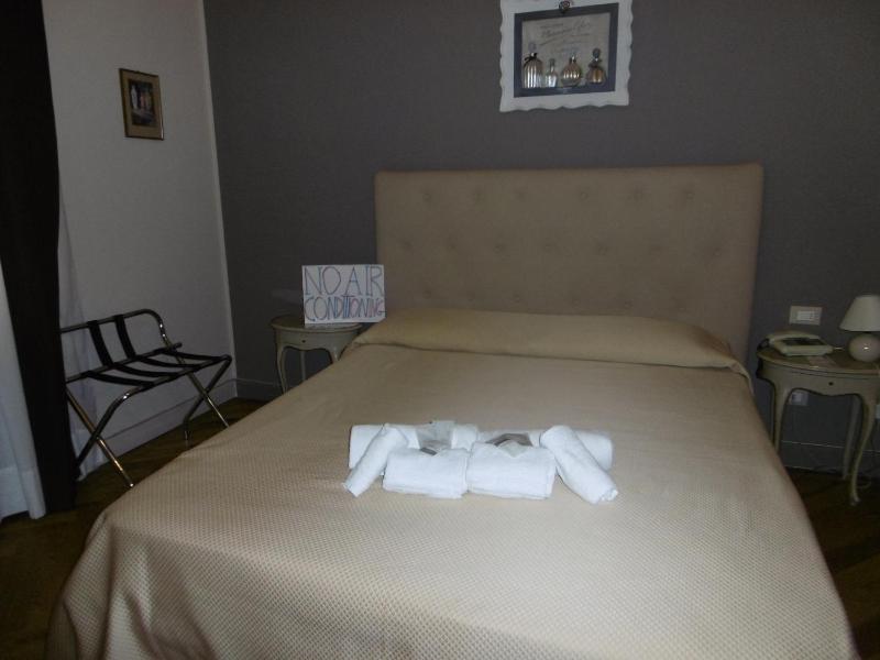Standard Double Room image 4