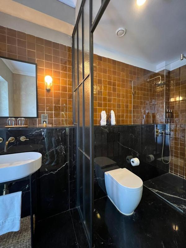 Large Single Room image 3