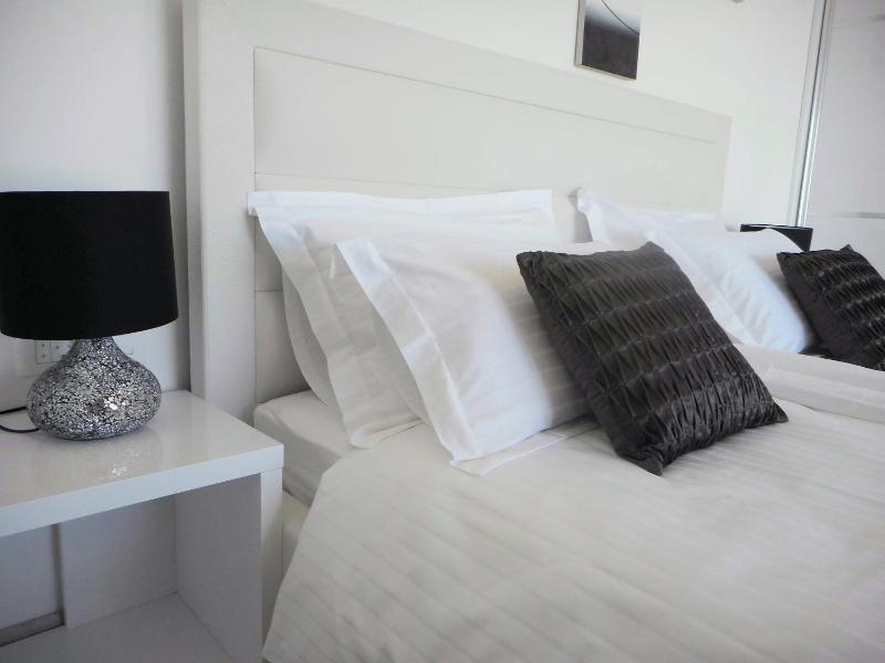 Four-Bedroom Villa with Terrace and Sea View image 4