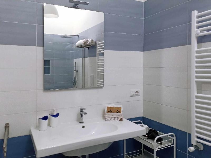 Double or Twin Room image 4