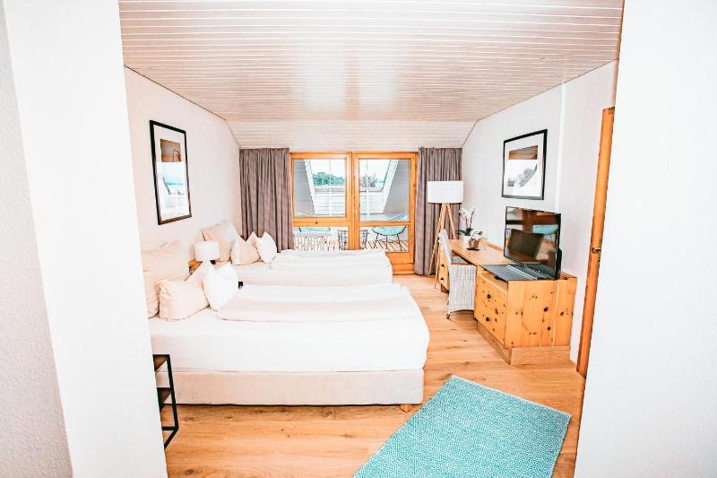 Double Room with Lake View image 3