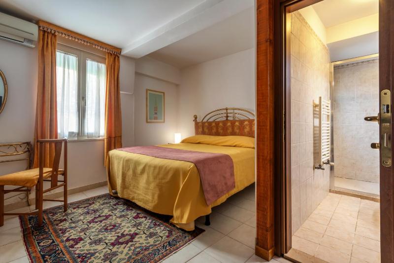 Economy Double Room image 4