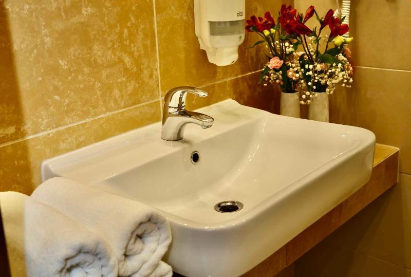 Large Double or Twin Room image 3