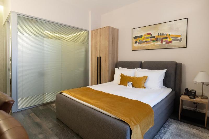 Deluxe Double Room image 2