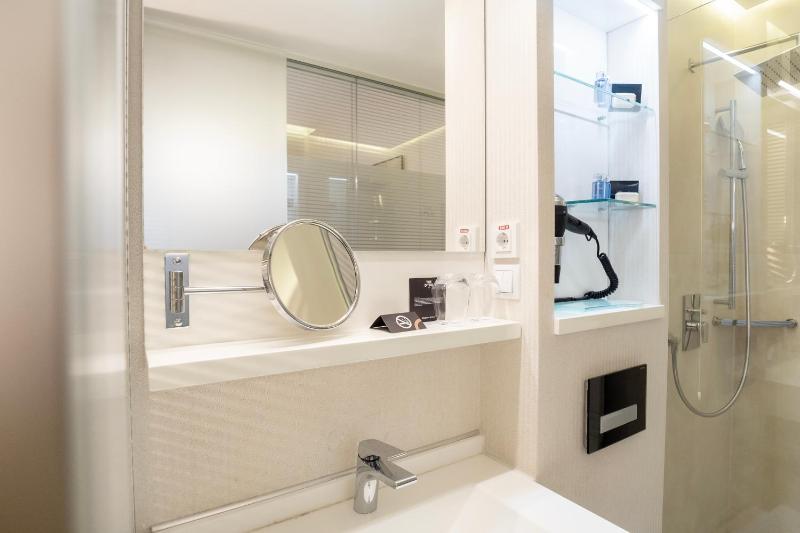 Deluxe Double or Twin Room image 2