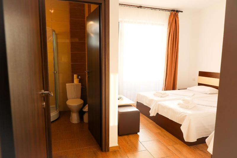 Triple Room with Balcony image 4