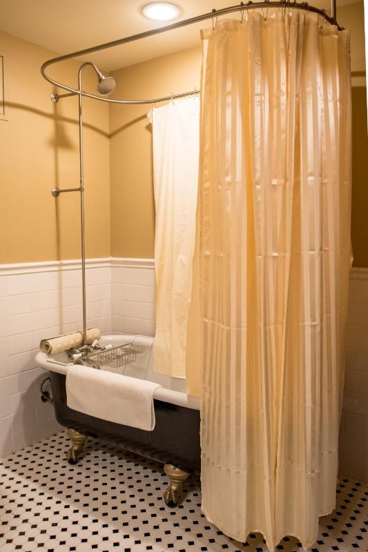 Queen Room image 3