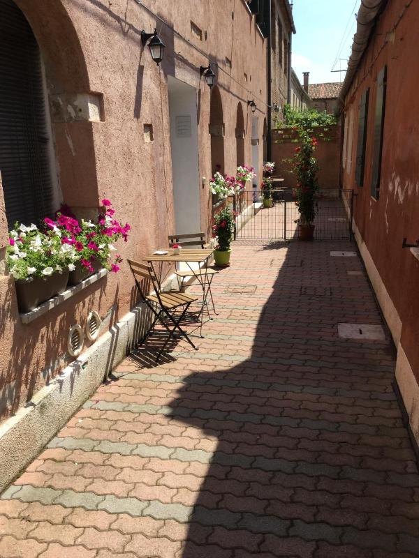 One-Bedroom Apartment image 4