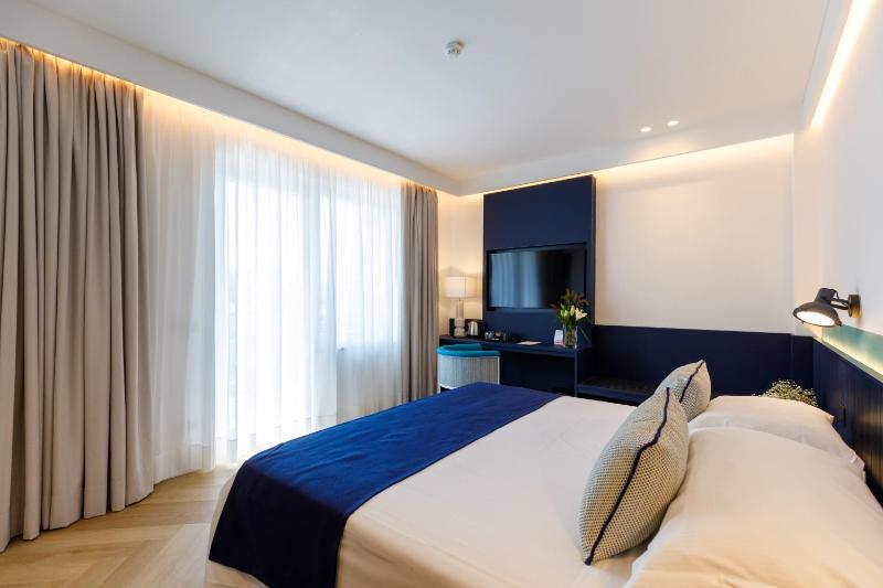 Junior Suite with Balcony image 1