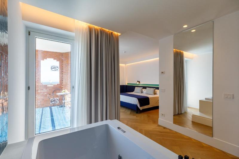 Junior Suite with Balcony image 4