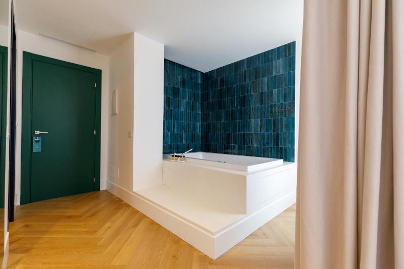 Junior Suite with Balcony image 3