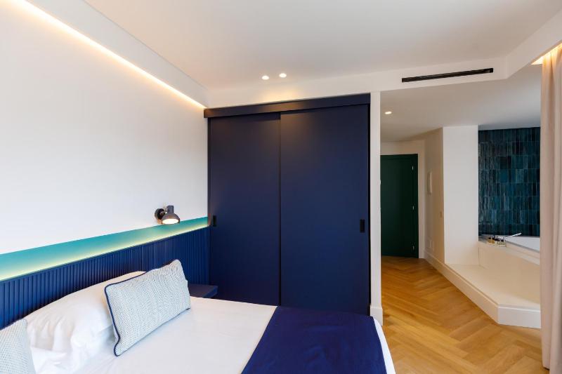 Junior Suite with Balcony image 2