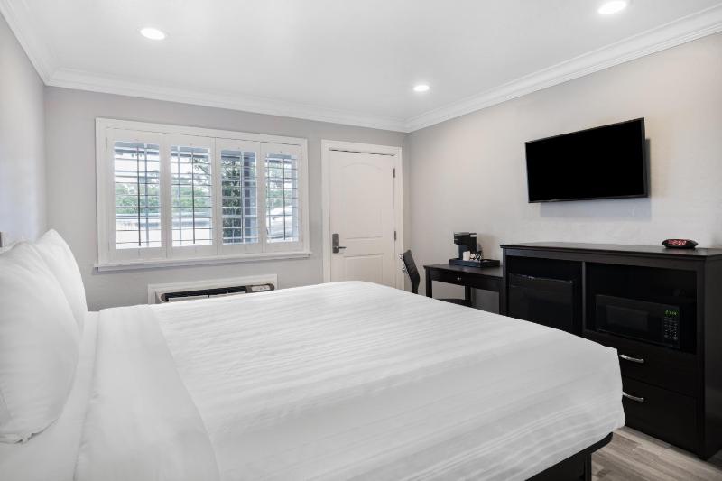 King Room - Non-Smoking image 3