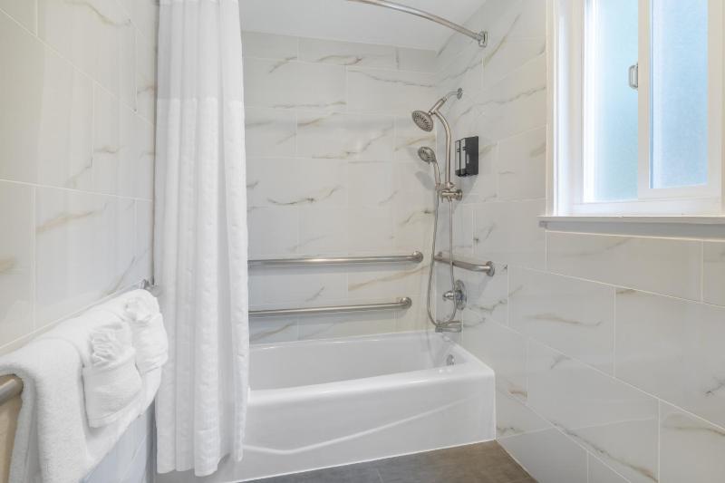 King Room with Mobility/Hearing Impaired Access - Non-Smoking image 4