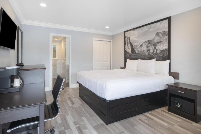 King Room - Non-Smoking image 2