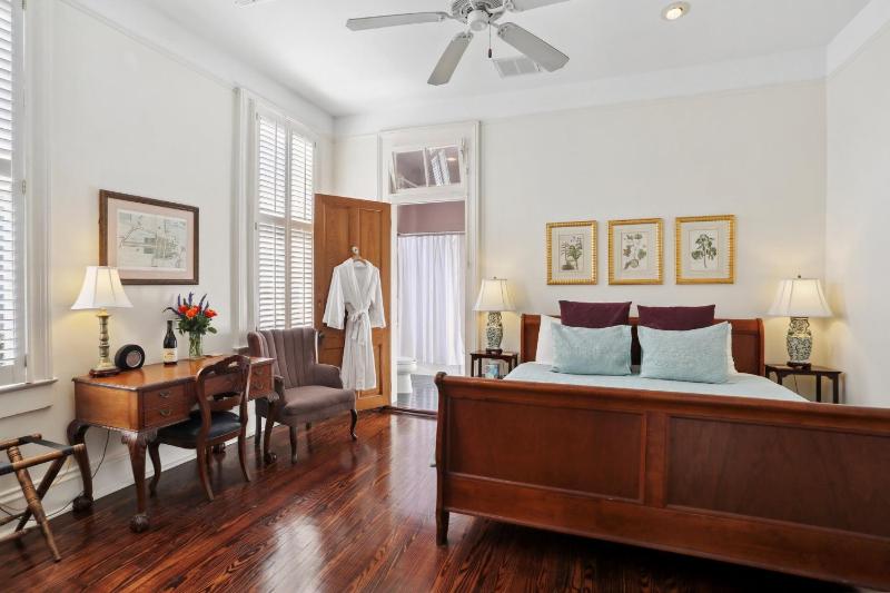 Superior King Room 1 image 4