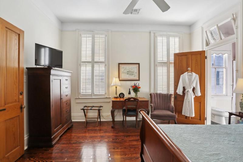 Superior King Room 1 image 3