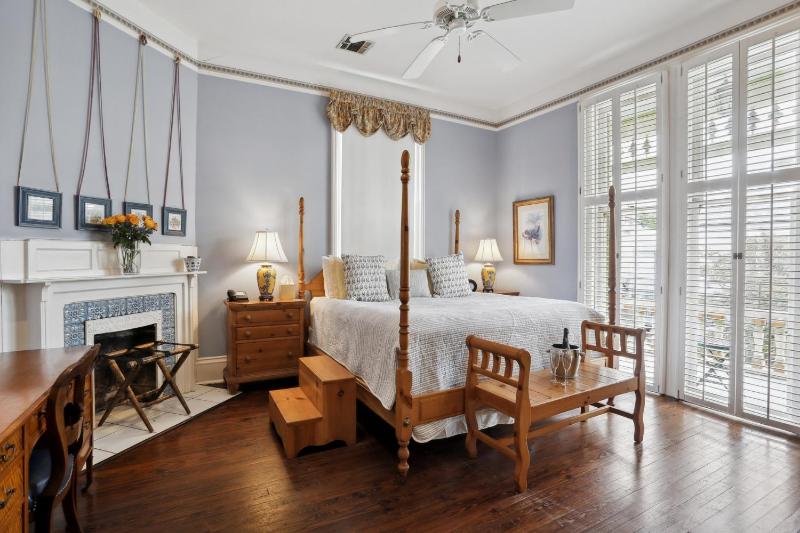 Superior King Room with Balcony image 4