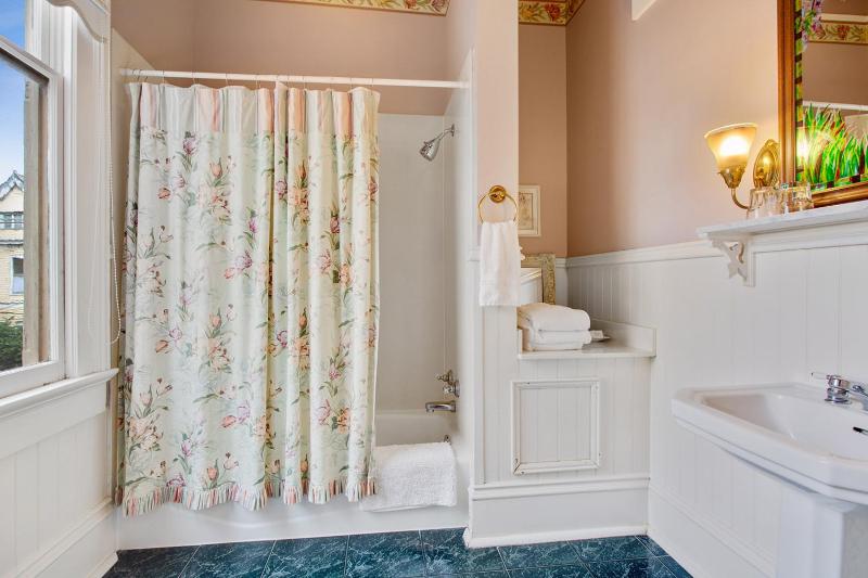 Superior King Room 1 image 2