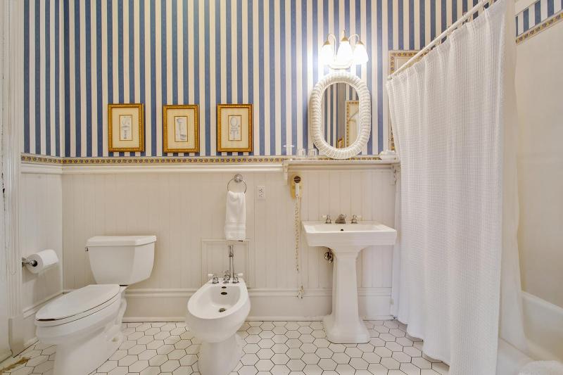 Superior King Room with Balcony image 3