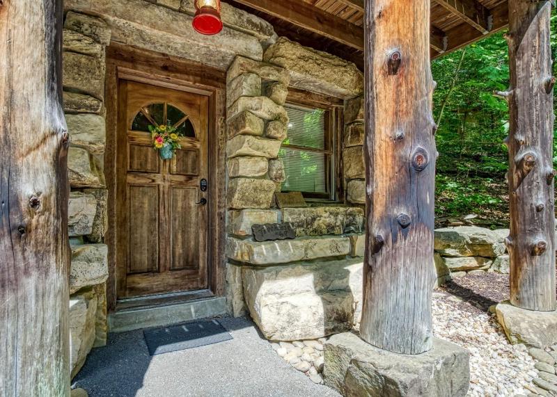 ER69 - Rachel's Tree House - Great location Close to all the action! cabin - image 19