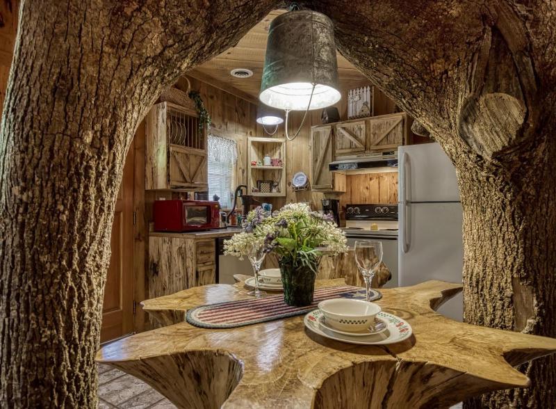 ER69 - Rachel's Tree House - Great location Close to all the action! cabin - image 10