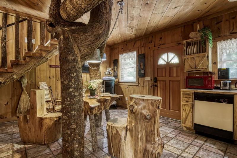 ER69 - Rachel's Tree House - Great location Close to all the action! cabin - image 15