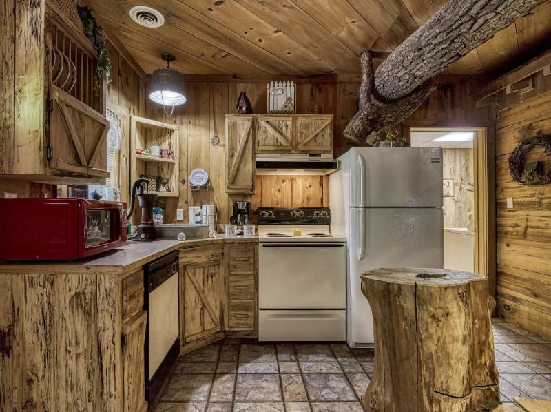 ER69 - Rachel's Tree House - Great location Close to all the action! cabin - image 24
