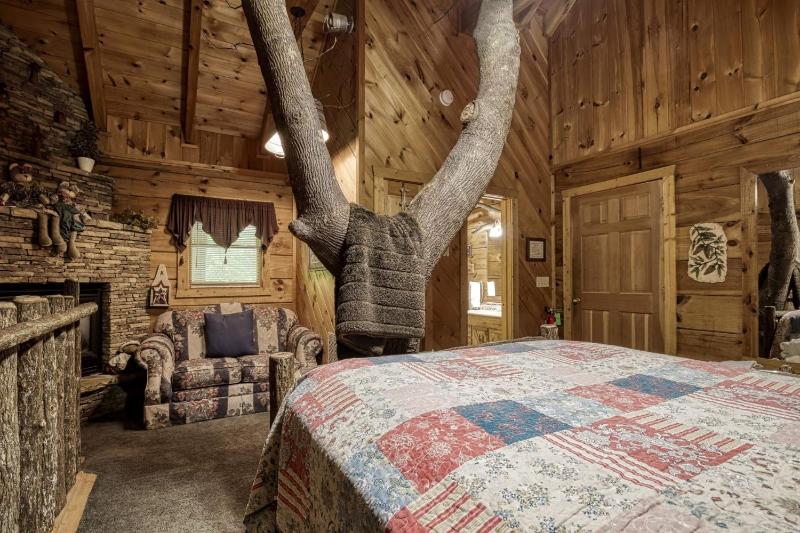 ER69 - Rachel's Tree House - Great location Close to all the action! cabin - image 28