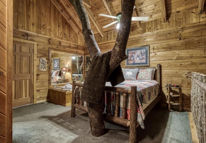 ER69 - Rachel's Tree House - Great location Close to all the action! cabin - image 2
