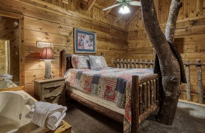 ER69 - Rachel's Tree House - Great location Close to all the action! cabin - image 23
