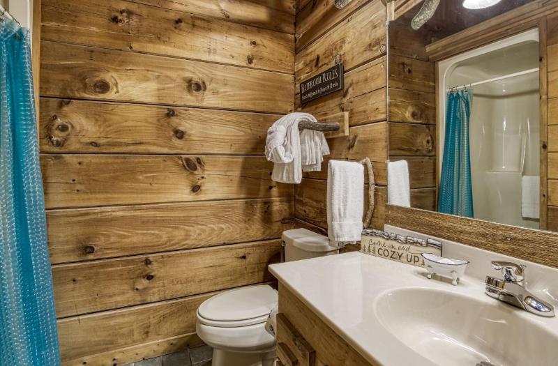 ER69 - Rachel's Tree House - Great location Close to all the action! cabin - image 20